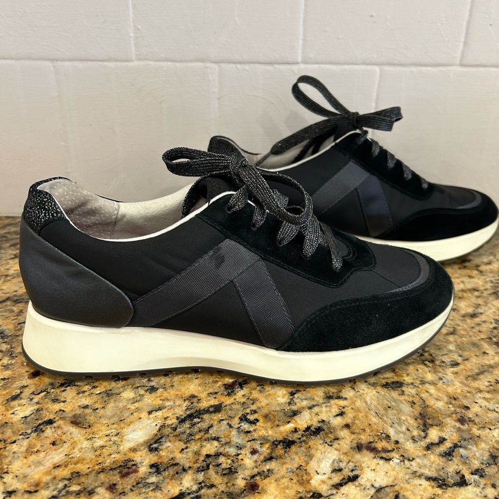 Munro Piper black. New. Size 8
